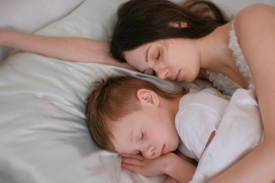 Mama miega su sūnumi