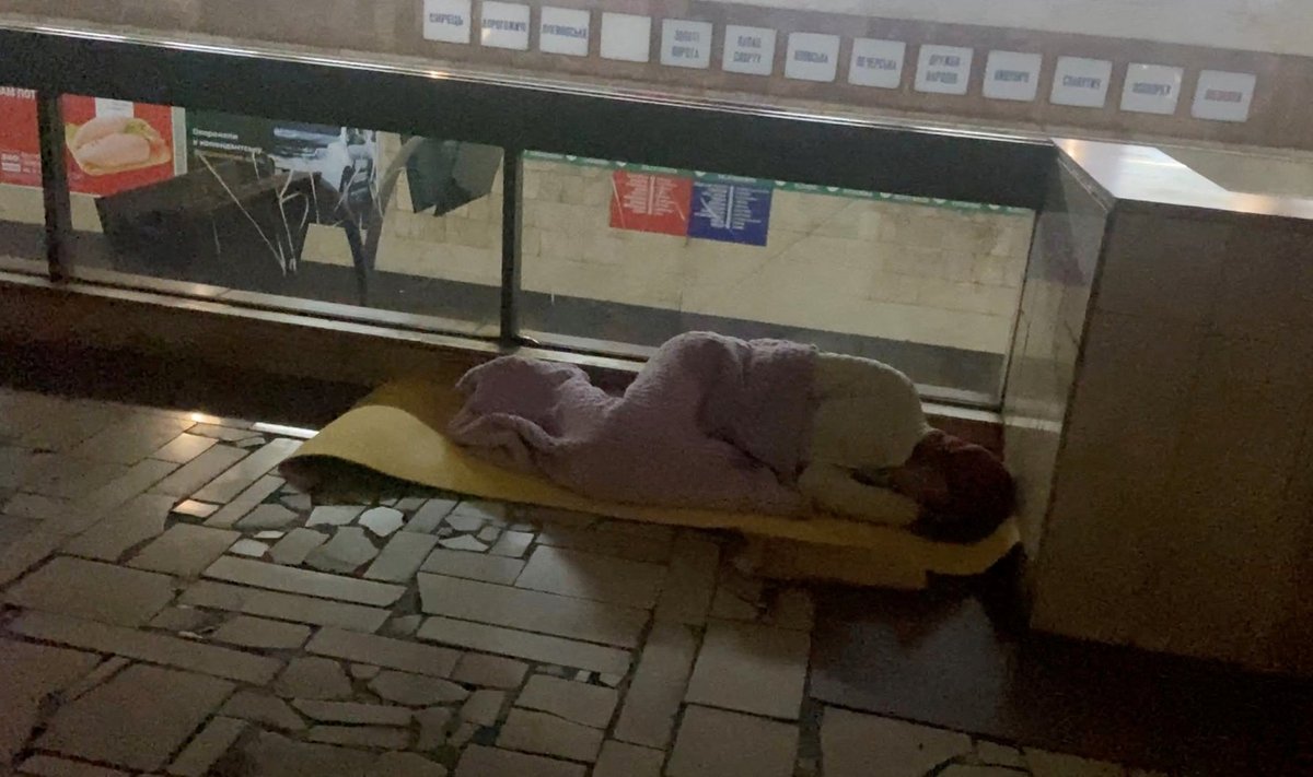Kyjivo gyventojai nuo bombardavimo slepiasi metro