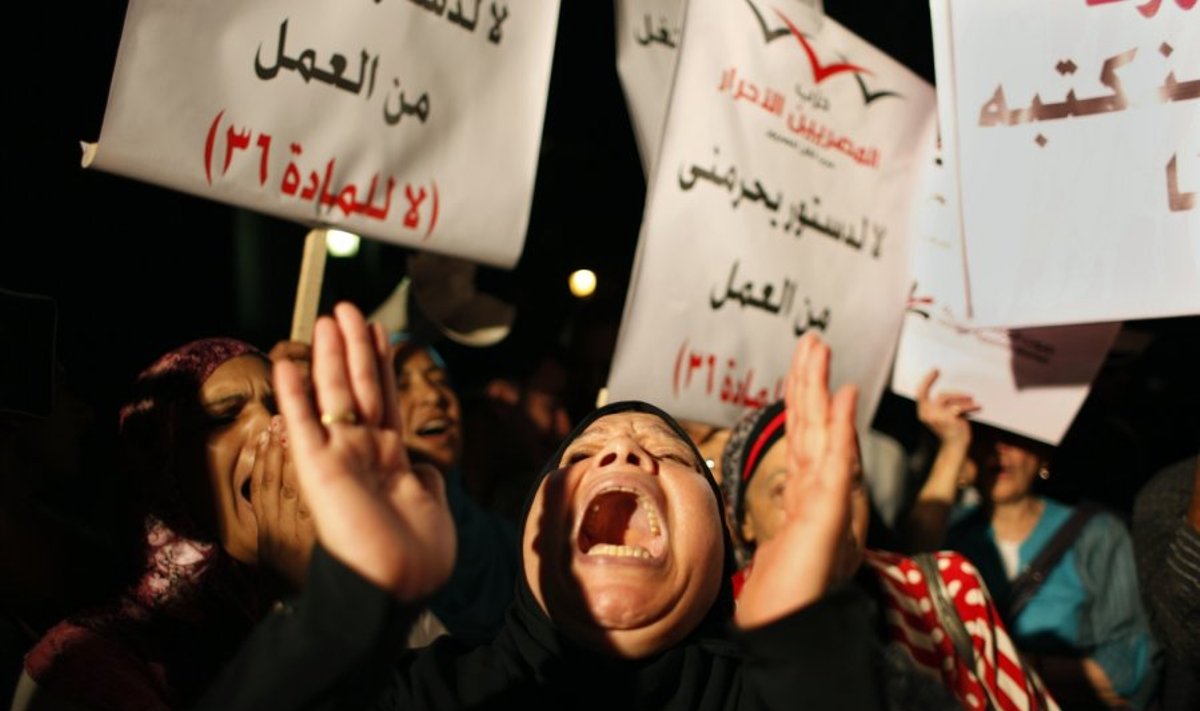 Egipte baiminamasi, kad nauja konstitucija ribos moterų teisę dirbti