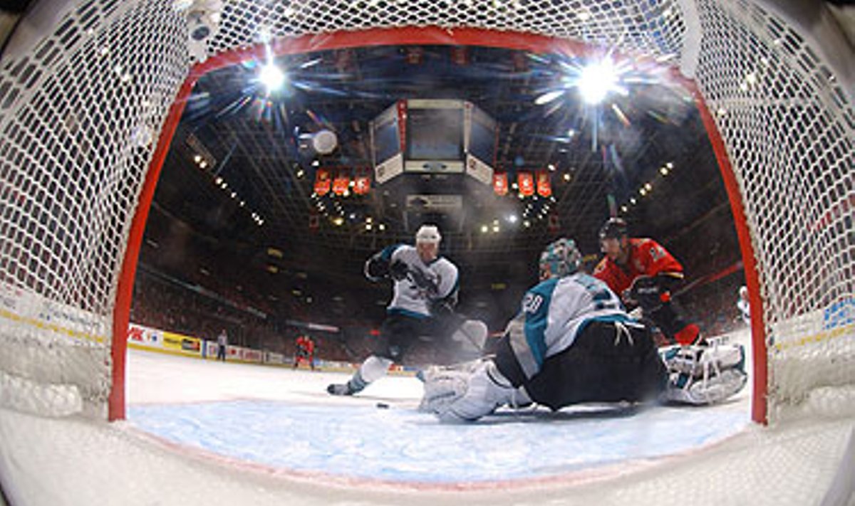 "San Jose Sharks" vartininkas Jevgenijus Nabokovas per NHL Stenlio taurės varžybų Vakarų konferencijos šeštąsias rungtynes atrėmė "Calgary Flames" puolėjo Jarome Iginla (Džeromo Iginlos)smūgį.