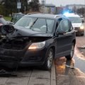 Vilniuje – mašinų „biliardas“: VW trenkėsi į „Porsche“, paskui abu įvažiavo į stulpą