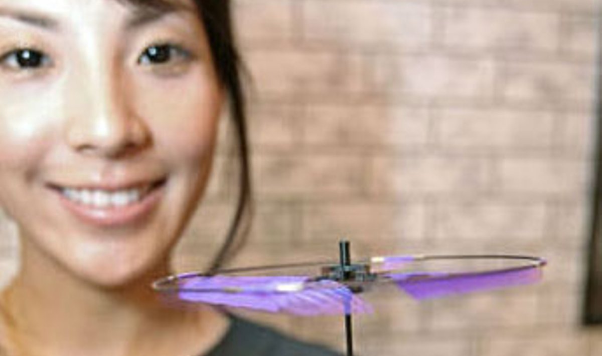 Japonijos žaislų gamintojas "Tomy" pristato itin lengvą radijo bangomis reguliuojamą sraigtasparnį.