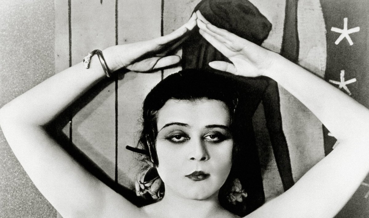 Kadras iš 1917 metų filmo Kleopatra