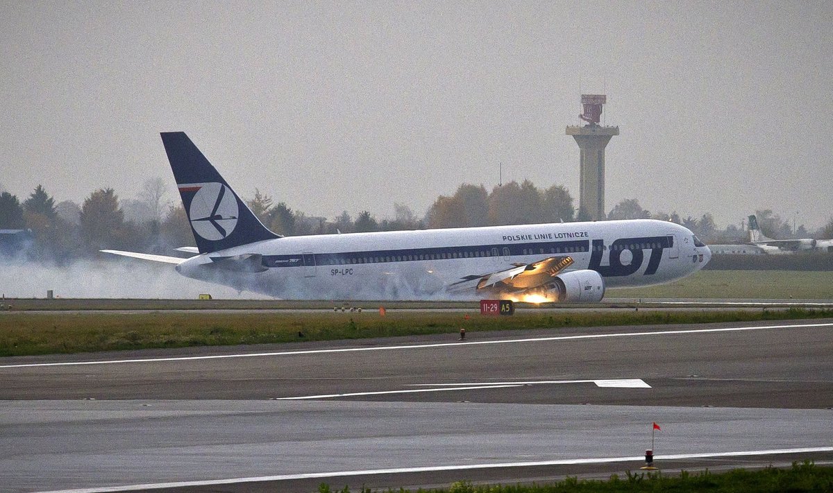 Avarinis „Boeing 767“ nusileidimas Varšuvoje