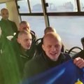 Pirmą kartą šiais metais įvykęs apsikeitimas kaliniais: išlaisvinti ukrainiečiai giedojo šalies himną