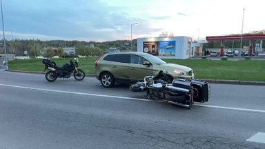 Vilniuje vienu metu į avariją pateko du motociklininkai, nukentėjo mergina
