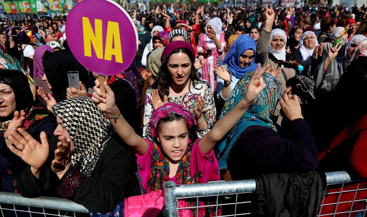 Kovo 8-ąją moterys protestavo kurdų dominuojamame Turkijos Diyarbakir mieste