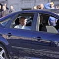 Popiežiaus kortežas: apsaugos automobiliai – BMW, o Šventąjį Tėvą veža „Ford Focus“
