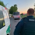 Vilniuje siautėjo neadekvatus vyras: autobuse lindo prie žmonių ir keikėsi, pareigūnai pas jį rado narkotikų