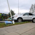 Vilniuje automobilis trenkėsi į stulpą, žuvo vairuotoja