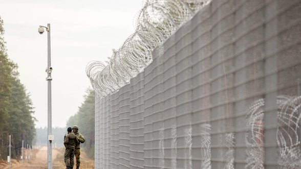 Lithuania puts up 150 km of barbed wire and 10 km of fence along border with Belarus