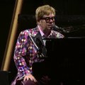 Eltonas Johnas koncerte nusilenkė karalienei Elžbietai II