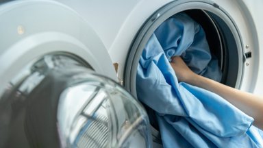 Kodėl išplauti skalbimo mašinoje drabužiai įgauna nemalonų kvapą: daugelis daro šią klaidą