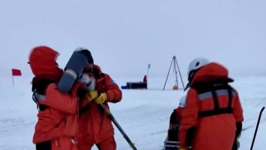 Kinų mokslininkai per ekspediciją Arktyje tyrė kūjo poveikį ledui