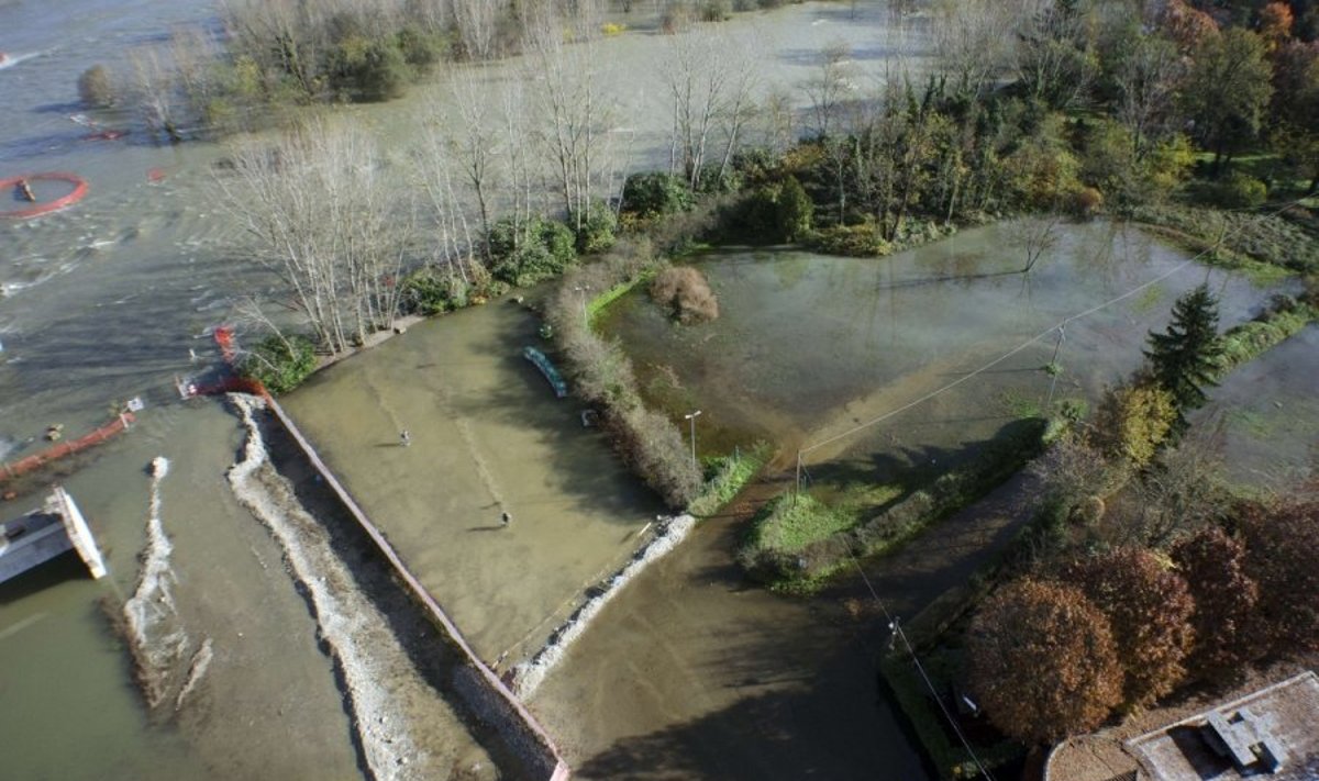 Italijos Vigevano regionas užlietas potvynio. Potvynis kilo po to, kai po stiprių liūčių upė Ticino išsiliejo iš krantų
