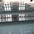 Skandalo dėl duomenų užvaldymo epicentre atsidūrusi „Cambridge Analytica“ nutraukia veiklą