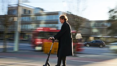 Kas ką turi praleisti, kai susikerta dviračio, elektrinio paspirtuko ir automobilio keliai