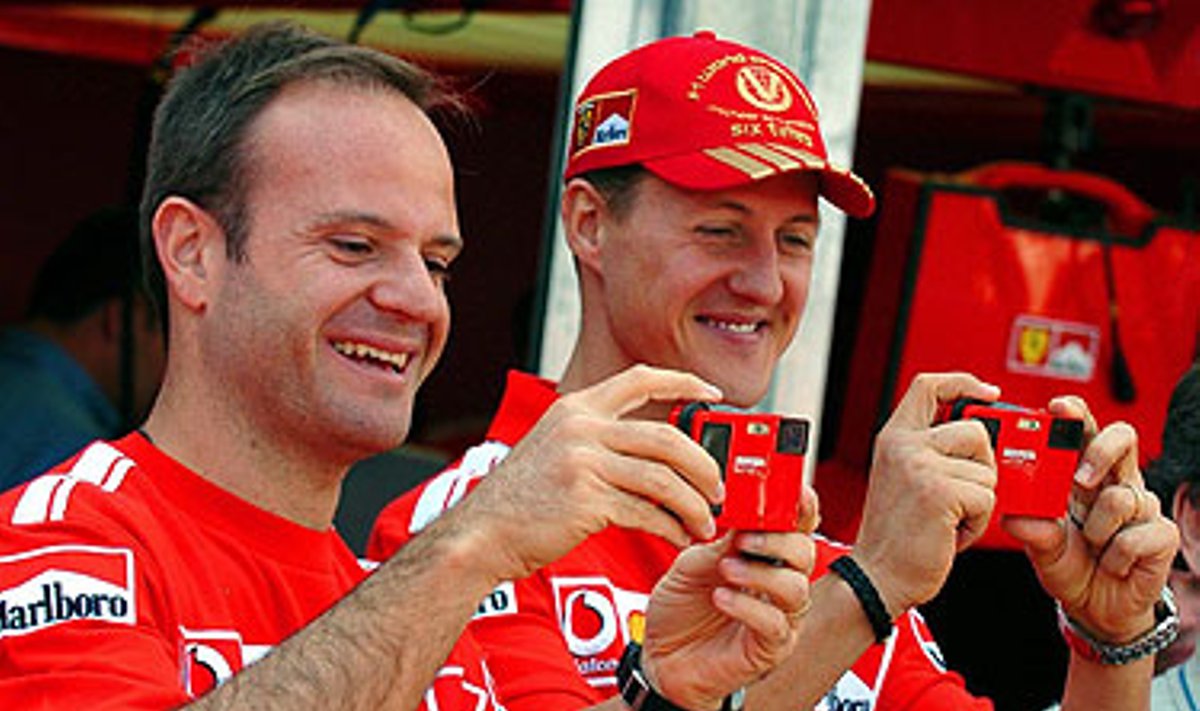 Pasaulio "Formulės-1" automobilių lenktynių čempionato šeštajam etapui - Monako "Grand Prix" lenktynėms - besirengiantys "Ferrari" pilotai brazilas Rubensas Barrichello (Rubensas Barikelas) ir vokietis Michael'is Schumacher,is (Michaelis Šumacheris) išbando naujus skaitmeninius "Olympus" fotoaparatus. 