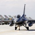 JAV naikintuvų F-16 pratybos Estijoje: smogiama į taikinius žemėje