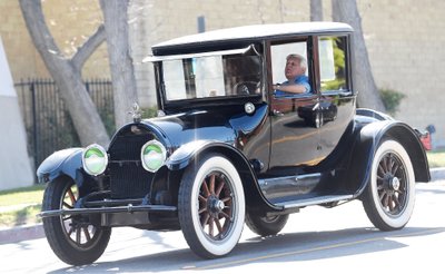 Jay Leno vairuoja antikvarinį automobilį