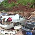 Nufilmuota: po nuvirtusia siena atsidūrė 10 automobilių