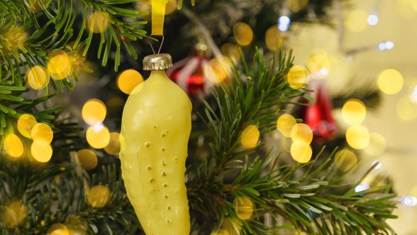 Madingiausios šių metų kalėdinės dekoracijos: eglutės žaisliukų ieškokite močiutės palėpėje