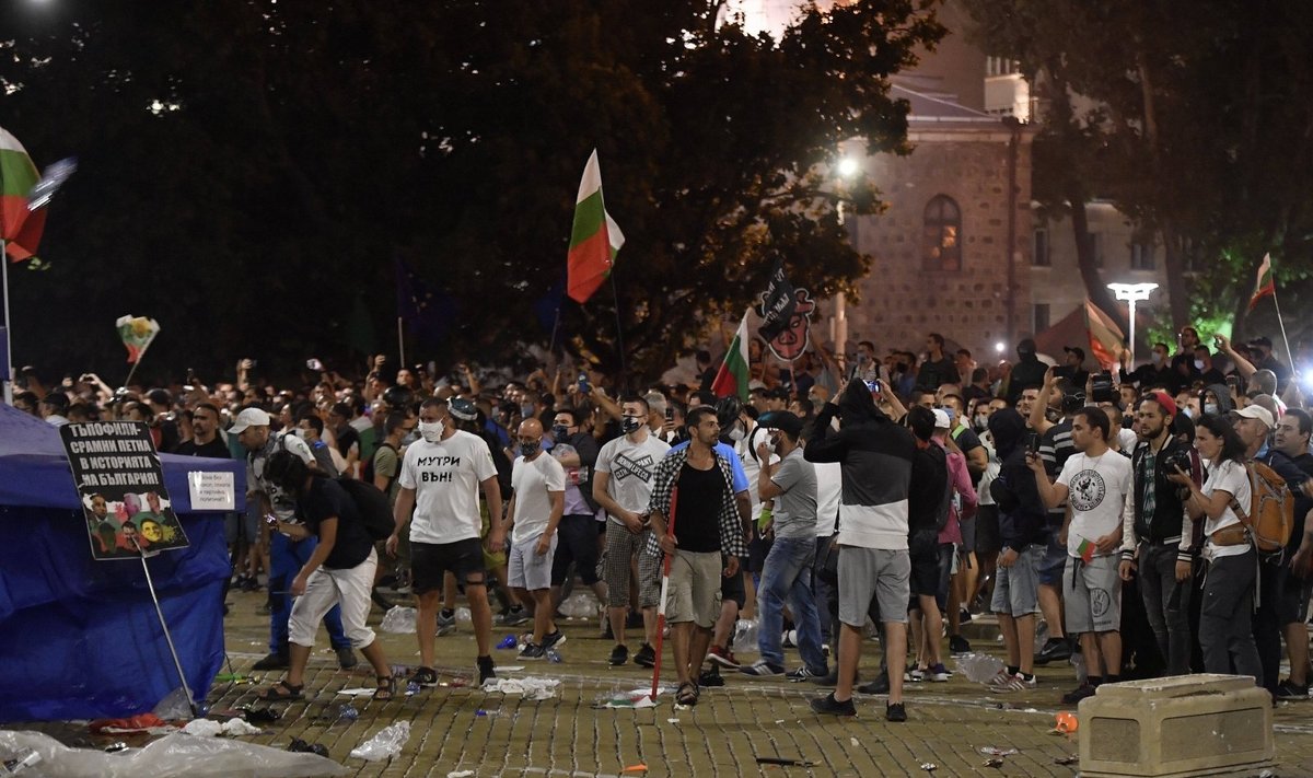 Bulgarijoje protestuotojai susirėmė su policija