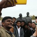 Rusnėje atidengta skulptūra Indijos herojui M.Gandhi ir jo draugui rusniškiui