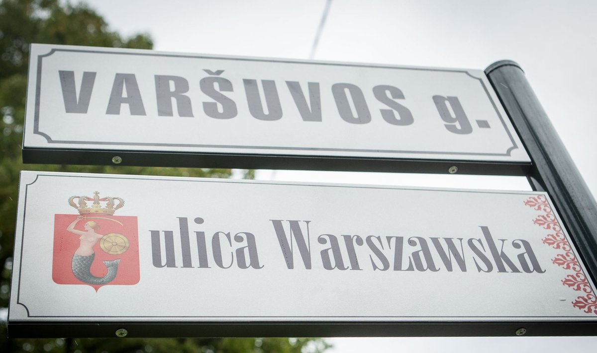 Street signs of Warsaw str in Vilnius in Lithuanian and in Polish