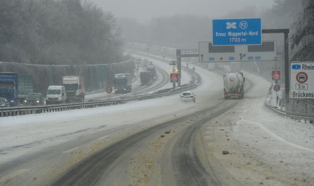 Gausus sniegas sutrikdė eismą Vokietijoje
