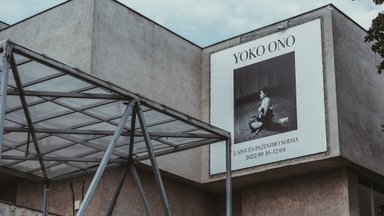 Kaunas kviečia į pažintį su Yoko Ono: tarptautinį pripažinimą pelniusi menininkė, nepelnytai ilgai buvusi Johno Lennono šešėlyje