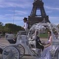 Nauja Paryžiaus pramoga – kelionė pelenės karieta aplink Eifelio bokštą