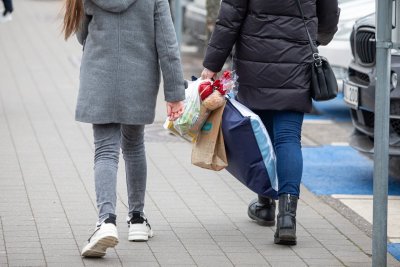 Pirkėjai prie prekybos centrų Vilniuje