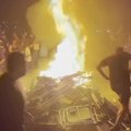 „Slipknot“ gerbėjai koncerto metu užkūrė didžiulį laužą