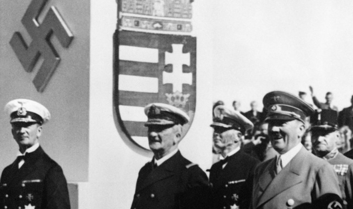 Miklosas Horthy (Miklošas Hortis) centre ir Adolfas Hitleris