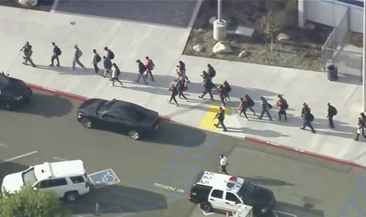 Per šaudynes Los Andželo mokykloje sužeisti keli žmonės – šerifo biuras