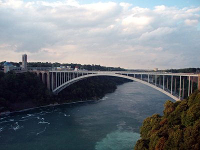 Tiltas tarp JAV ir Kanados, Bafalas