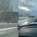 Kaune autobusas rėžėsi į stulpą: pranešama apie sužalotus keleivius