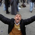 Egipte protestuotojai žada nesitraukti, kol bus nuverstas prezidentas Mubarakas