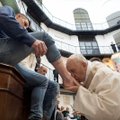 Popiežius Didįjį ketvirtadienį nuplovė kojas 12 kalinių