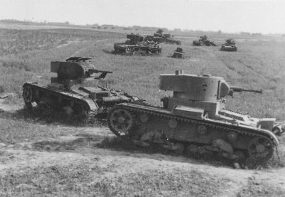 Pamušti sovietų tankai T–26.