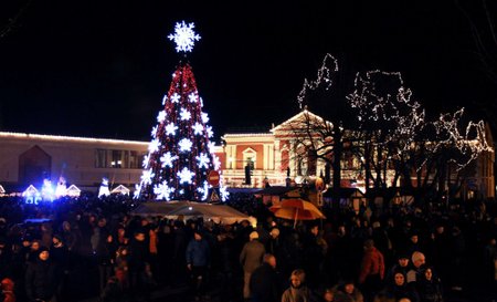 Klaipėdos Teatro aikštėje įžiebta Kalėdų eglė