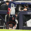 Paklydusi kulka: per „Yankees“ rungtynes nelaimingam operatoriui lūžo akiduobė