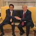 Broliškas D. Trumpo pasisveikinimas sutrikdė Japonijos premjerą