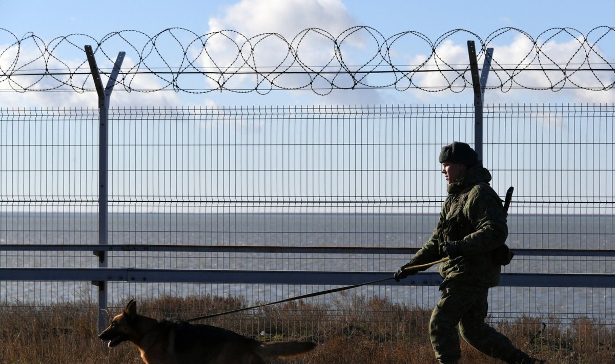 Krymas nuo Ukrainos atskirtas spygliuota tvora