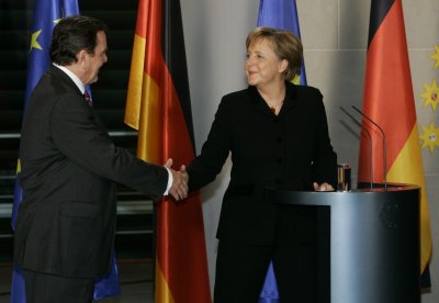 Gerhardas Schroederis perduoda valdžią Angelai Merkel 2005 m.