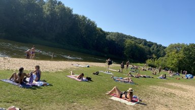 Valakampių pliaže vilniečiai leido paskutines karštas vasaros dienas