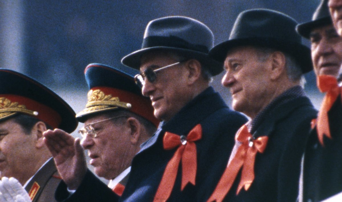 Jurijus Andropovas su sovietų lyderiais parade