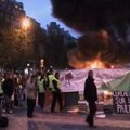 Protestuojantys Prancūzijos ūkininkai Paryžiuje degino padangas