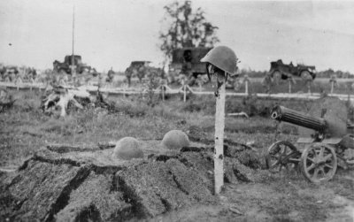 Žemė sulygina... Trijų žuvusių raudonarmiečių kapas. Tikėtina, kad juos palaidojo vokiečiai. Tolėliau matyti žuvusių Vermachto karių kapai.